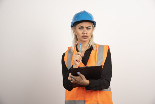 成人女工程师在白色背景上紧张地看着高质量的照片职业剪贴板工程师
