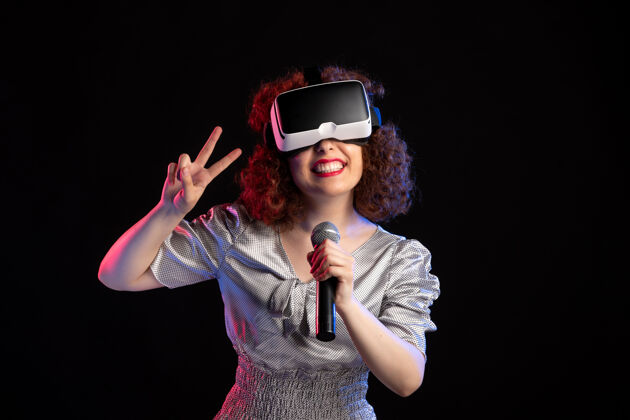 女人戴着带麦克风的虚拟现实耳机的年轻女性女性成人游戏