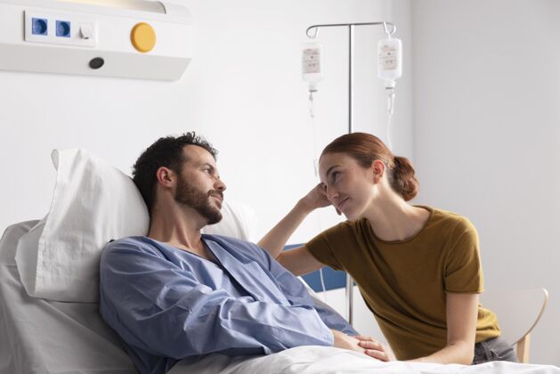 疾病病人在和他妻子说话健康室内药物
