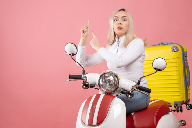 手指前视图：骑着轻便摩托车的年轻女士 黄色手提箱 手指朝上指尖摩托车成人