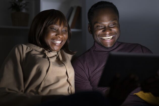 休闲夫妻俩一起在家看网飞电影娱乐情侣