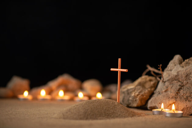 记忆在小坟周围用石头点燃蜡烛 作为纪念死亡的葬礼燃烧火坟墓