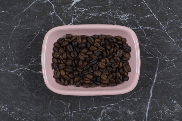 咖啡浆果加满照片棕色咖啡种子在粉红色的碗单一美食烤
