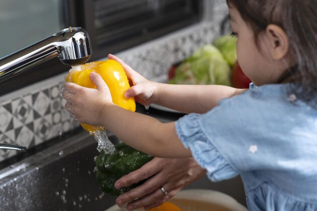 亲子关系特写女孩洗蔬菜水平在一起孩子
