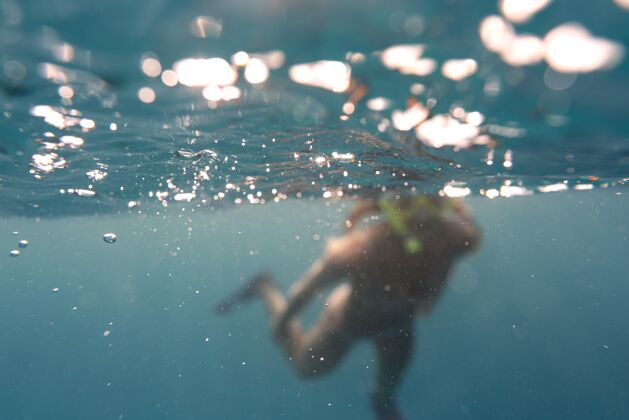 游泳戴着潜水器在海里游泳的女人游泳水水肺潜水