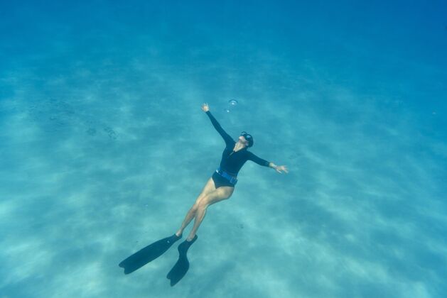 游泳女子水下自由跳水海洋水水上