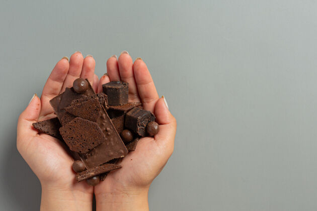 准备黑巧克力世界巧克力日概念流淌美食石板