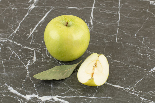切片新鲜的有机苹果全苹果 灰色切片天然新鲜有机