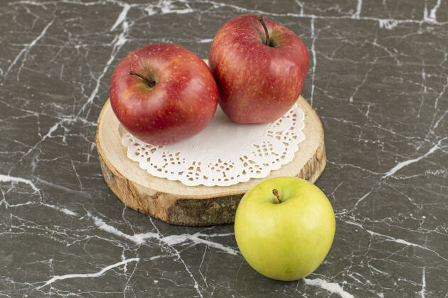 苹果新鲜的有机苹果木板上的苹果食品切片健康