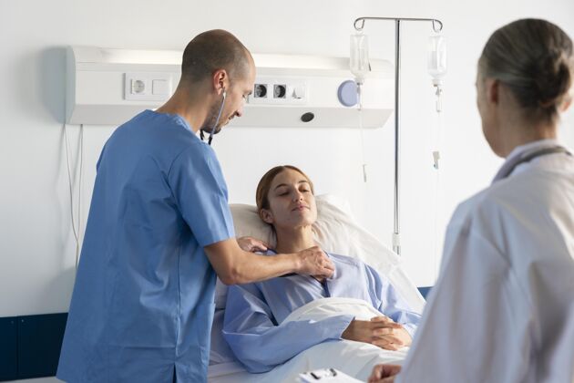 工作医生和护士帮助病人靠近健康职业专业