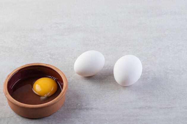 鸡肉把新鲜的生鸡蛋放在石头上鸡蛋蛋清未经料理的