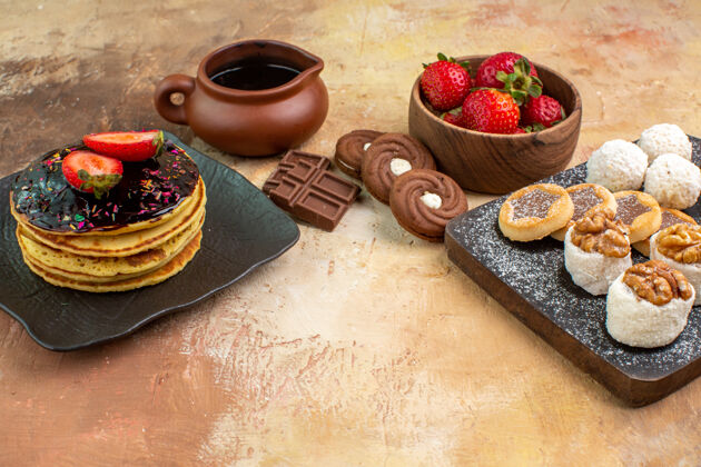 巧克力正面图木制桌上的甜饼和饼干蛋糕馅饼甜点桌子食物派