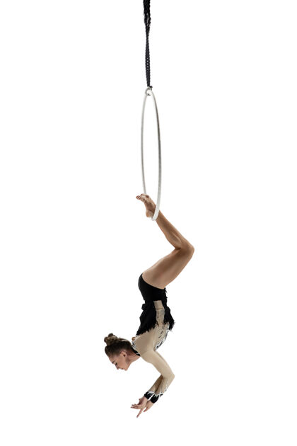 优雅自由年轻的杂技演员 马戏团运动员 白色工作室背景训练完美平衡的飞行 艺术体操艺术家练习设备优雅的表演运动运动有氧操