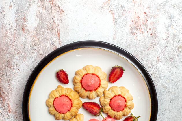 零食白色表面有草莓果冻的美味甜饼俯视图糖浆果食品