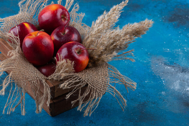 健康美味的红光苹果放在木箱里红色新鲜全的
