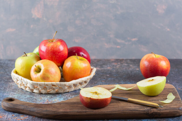 健康柳条篮子新鲜的五颜六色的苹果放在大理石桌上营养成熟闪亮