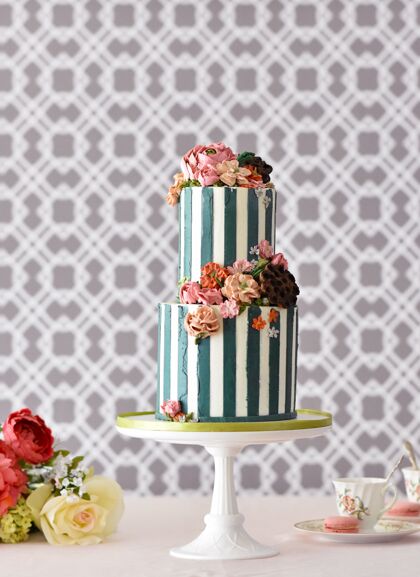 庆典两层美味的蛋糕 白色的架子上装饰着五颜六色的花朵花甜点食物