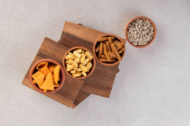 木材木板上新鲜开胃菜的俯视图食品香气全食品