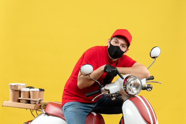 人顶视图好奇的信使家伙穿着红色衬衫和帽子手套在医疗面罩传递命令坐在滑板车上摩托车头饰医疗