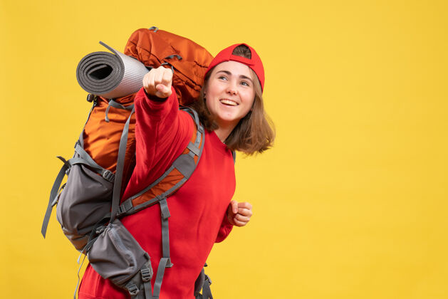 摄影师正面图红色背包中的快乐旅行者女士漂亮肖像成人