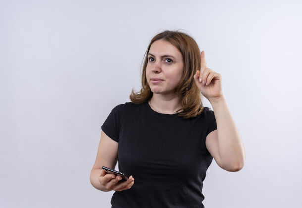 电话印象深刻的年轻休闲女子手持手机 举起手指在孤立的空白空间与复制空间复制女人空间