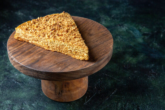 谷物正面是美味的蜂蜜蛋糕片 它放在圆木板深色的表面上小麦早餐蛋糕