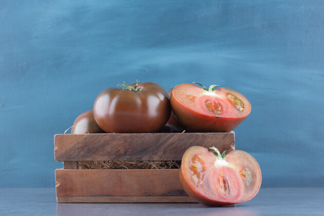 食物新鲜的整片西红柿放在木箱里红色素食生的