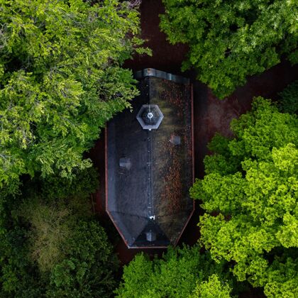 乡村空中拍摄的一个大住宅周围绿树成荫天空自然建筑