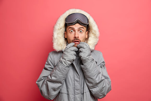 不安冬季嗜好和娱乐概念忧心忡忡的未刮胡子的白种人盯着被的眼睛穿着外套戴着滑雪护目镜发现了令人震惊的消息沮丧人严重