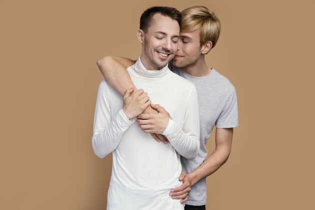 尊重带lgbt标志的笑脸同性恋夫妇庆祝同性恋权利