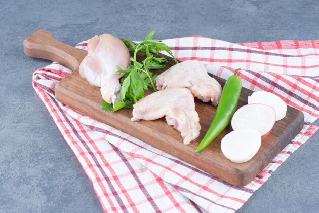 鸡肉生鸡翅和鸡腿放在木板上桌布膳食禽类