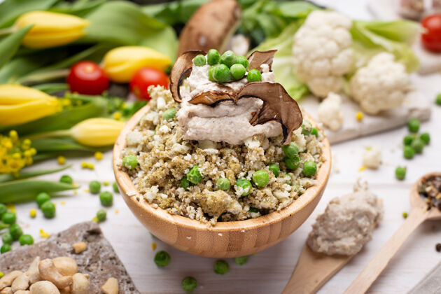 蔬菜碗里美味的素食沙拉特写镜头蘑菇食物新鲜