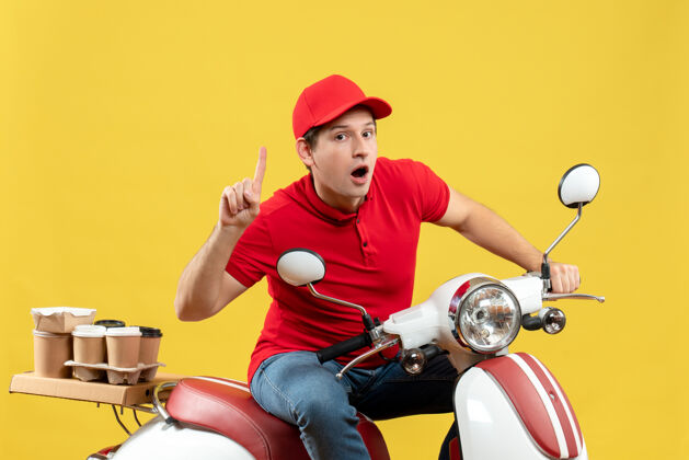 运动上图是穿着红色上衣 戴着帽子的年轻人在黄色的墙上传递命令人运动衬衫