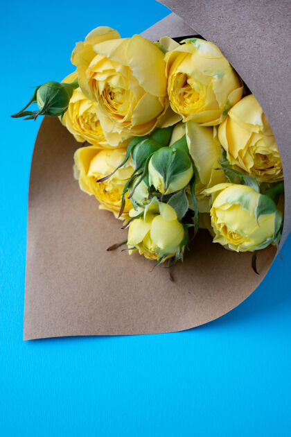 浪漫美丽的黄色π形玫瑰被爱五颜六色牡丹玫瑰