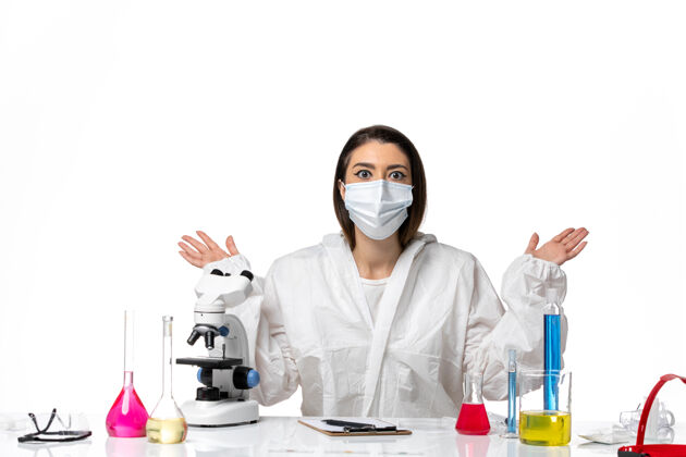 女化学家前视图穿着特殊套装的女化学家 戴着面罩 坐在白色背景上的溶液化学病毒大流行病毒covid-坐着专业医学