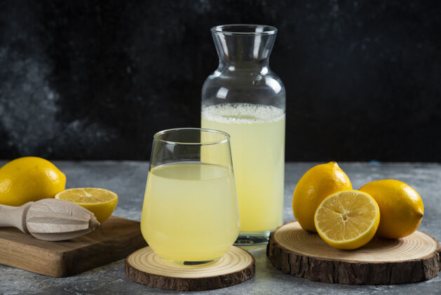 水在木板上放一杯柠檬汁罐子果汁液体