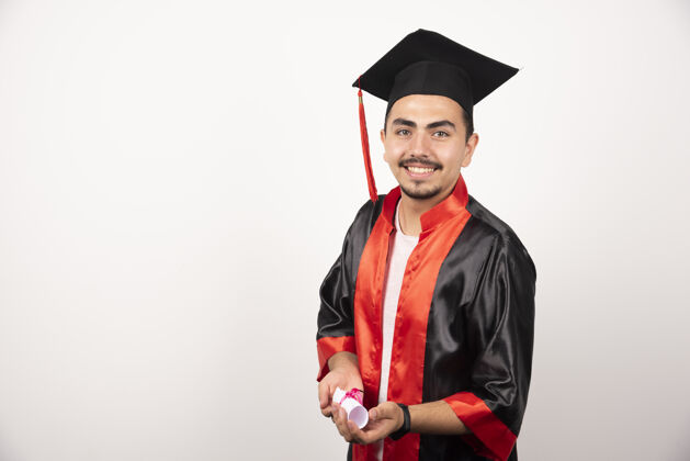 立场拿着毕业证书的应届毕业生摆着白色的姿势证书姿势教育