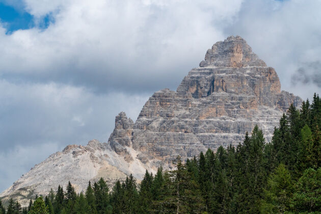 树意大利三峰自然公园的山地景观旅游远足夏天