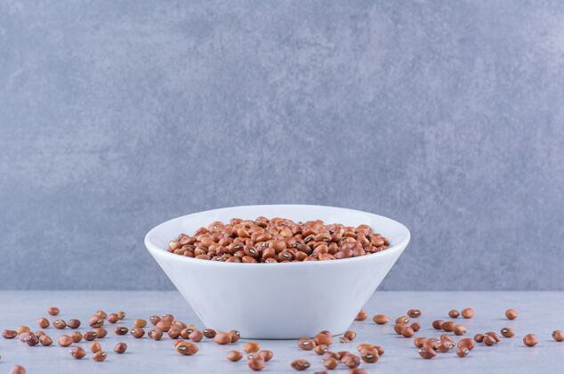 豆类一碗红豆放在大理石表面健康自然有机