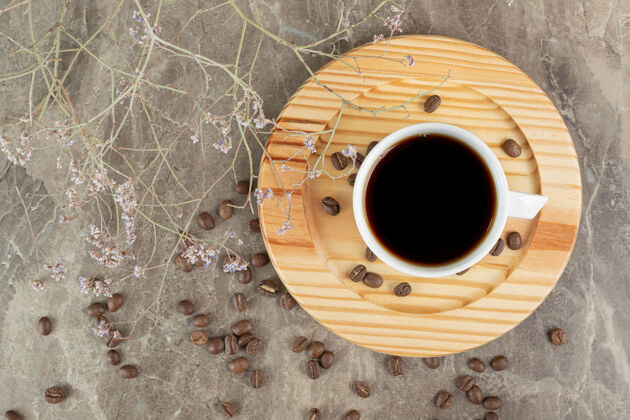 美味的咖啡豆放在木盘上热的烤香味