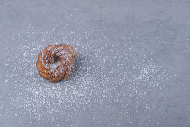 香草在大理石表面的瓦尼尔粉堆上放一块饼干粉末甜点糖
