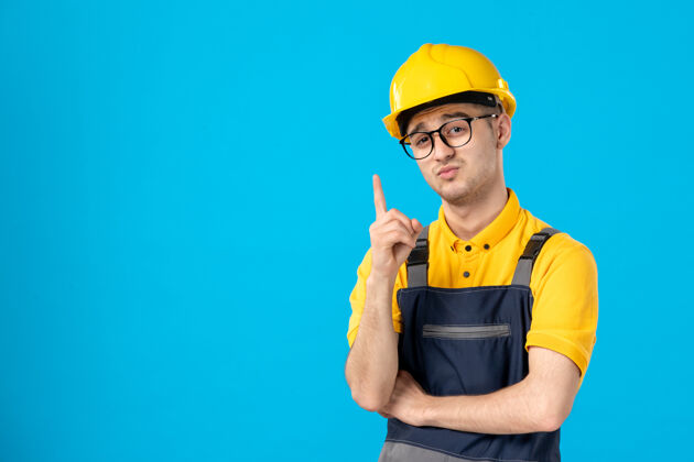 男建筑工人前视图穿着制服和头盔的男性建筑工人有一个蓝色的想法服务工作表面