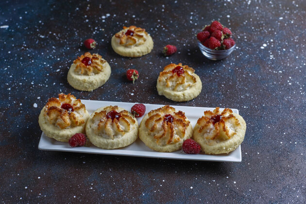 自制美味的曲奇配上树莓果酱和新鲜的树莓热糕点烘焙