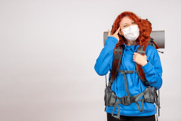 颜色正面图女游客带着背包 戴着面具上山旅游山肖像自然
