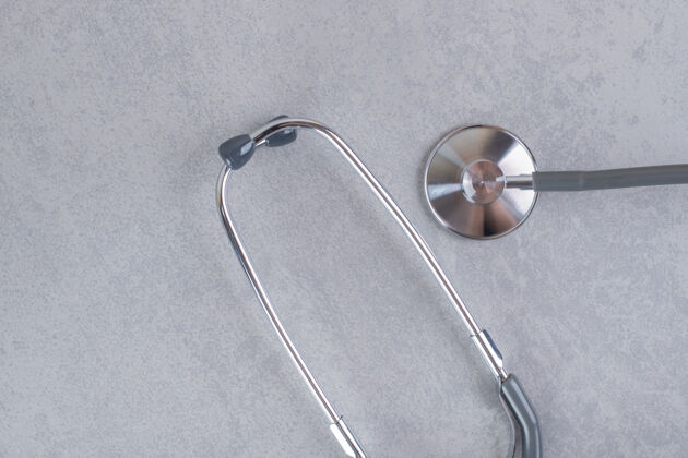 金属黑色听诊器隔离在灰色背景上仪器诊断心脏病学