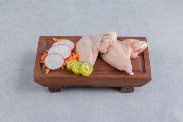 胡萝卜萝卜 胡萝卜 柠檬和生肉 在木板上 在大理石表面家禽健康美味