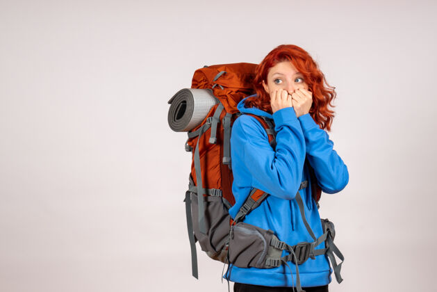 乐趣女游客背着背包上山旅游成人情感人