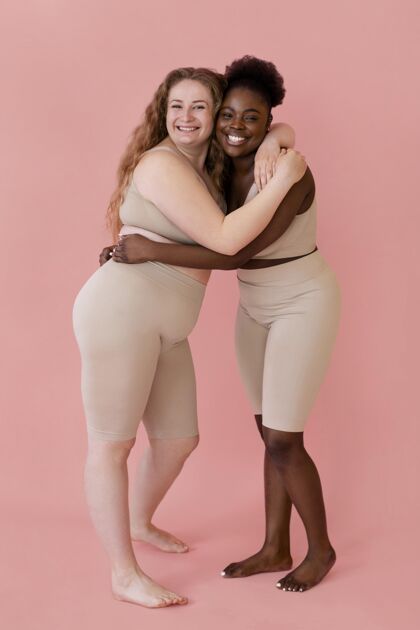 自信两个快乐的女人穿着塑身衣摆姿势自信女性社会运动