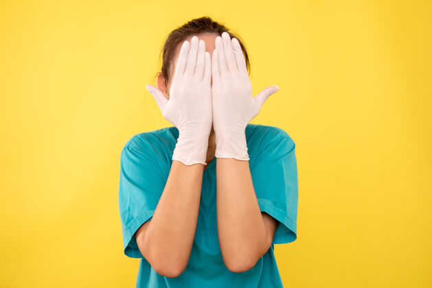 护士前视图黄色背景上戴白手套的女医生医疗健康手套