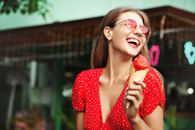 乐趣快乐的年轻女子在暑假吃糖果太阳镜梦幻休闲